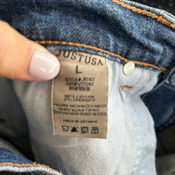 JUSTUSA cut off raw hem jeans shorts. Minor distressing. Stretch. Medium rise - Picture 10 of 10